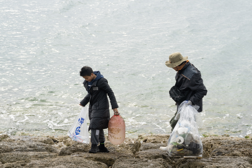 「ECOHONU(エコホヌ)」による志喜屋漁港ビーチクリーン