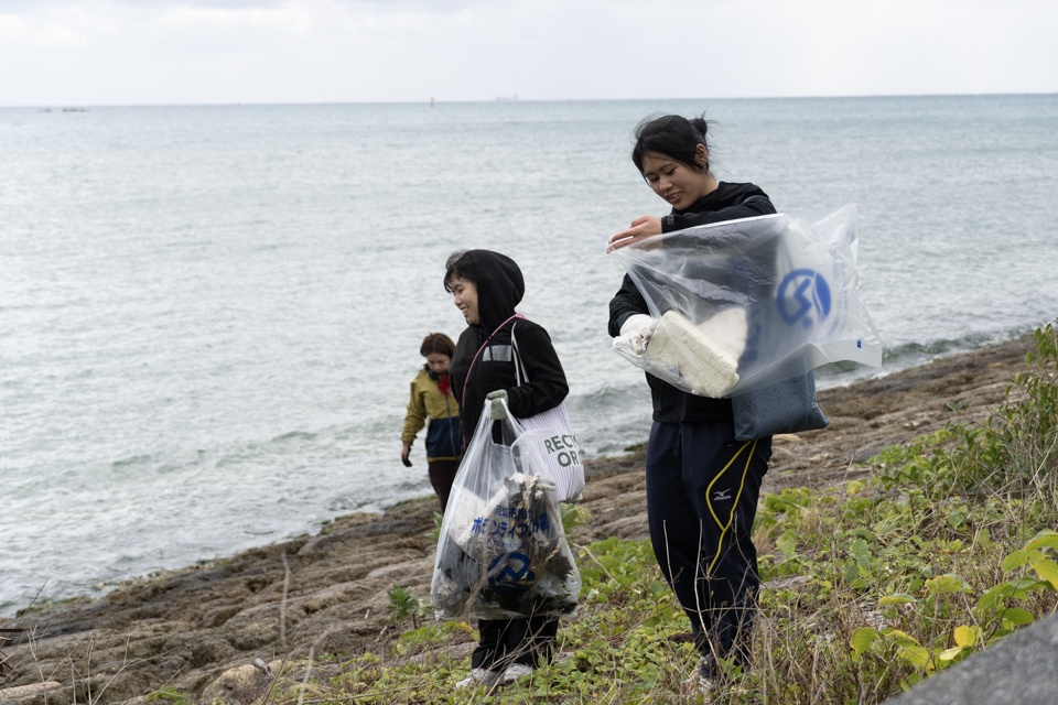 「ECOHONU(エコホヌ)」による志喜屋漁港ビーチクリーン