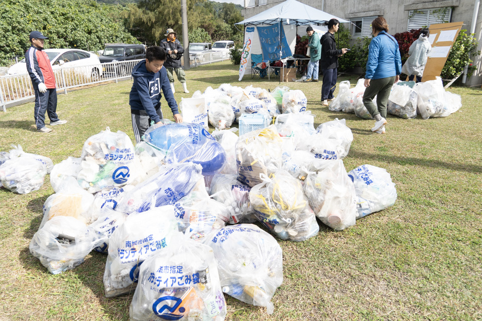 「ECOHONU(エコホヌ)」による志喜屋漁港ビーチクリーン