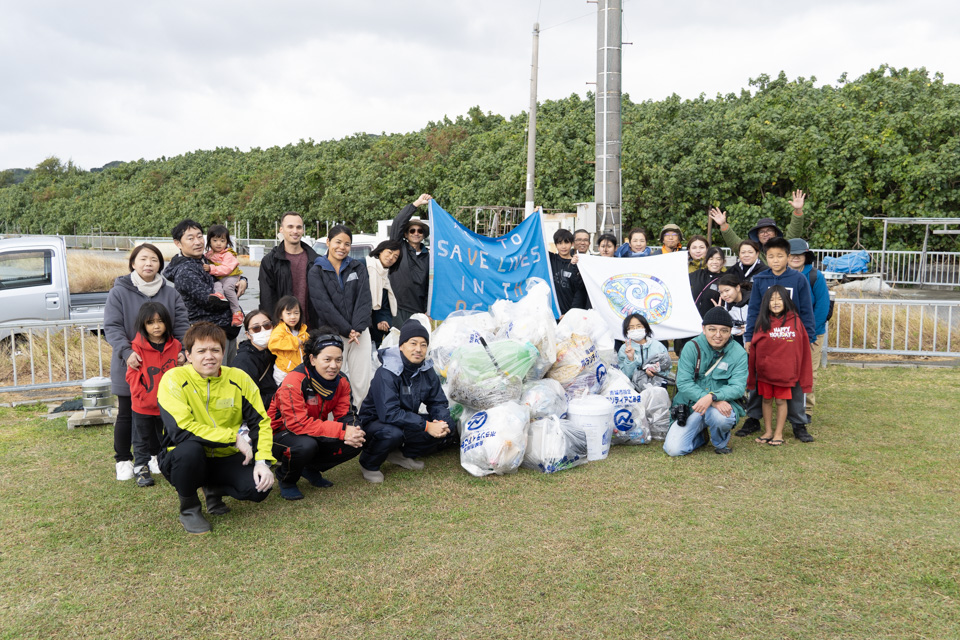 「ECOHONU(エコホヌ)」による志喜屋漁港ビーチクリーン