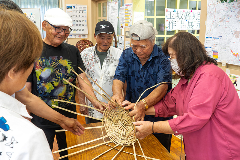 手編みの技を次世代へ。90歳の玉城盛明さんがトウツルモドキ家具作り講習会 （2026/07/30）