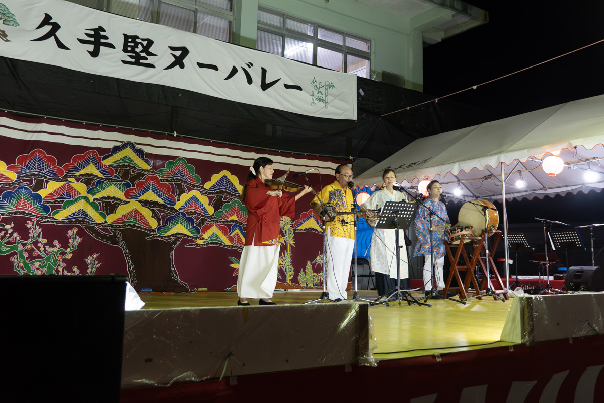 新里区長（中央左）自らも三線で出演