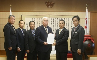 国吉議長が沖縄県議会議長へ要請書を手交